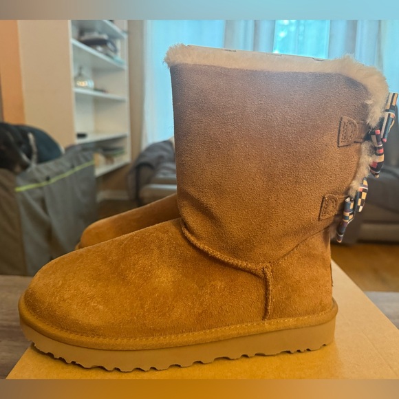 New with box Ugg Bailey Bow checkered, chestnut size 7. - Picture 11 of 11